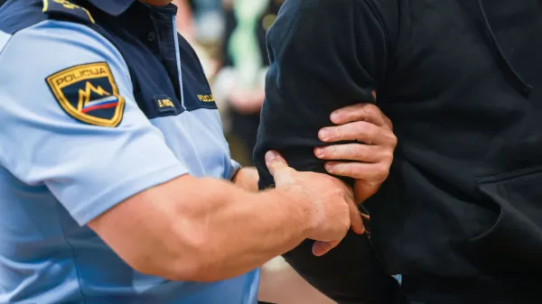 Ljubljana, Gospodarsko razstavisce.Zaposlitveni sejem Tvoj naslednji karierni korak.Policist demonstrira aretacijo osumljenca.