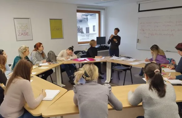 Ljudska univerza Ajdov&scaron;čina sloven&scaron;čina za tuijce vključevanje mamic v skupnost letni program izobraževanj za odrasle brezplačni tečaji javni interes občina Ajdov&scaron;čina