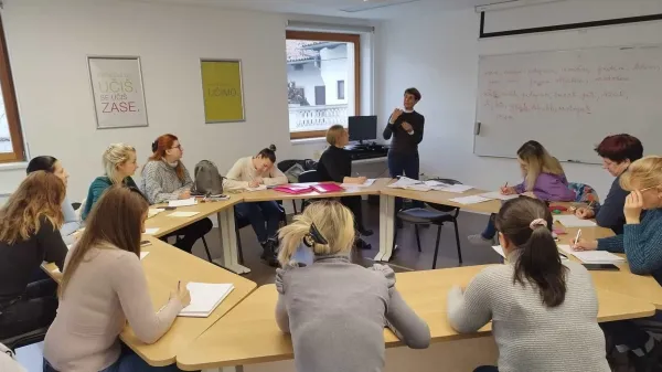 Ljudska univerza Ajdov&scaron;čina sloven&scaron;čina za tuijce vključevanje mamic v skupnost letni program izobraževanj za odrasle brezplačni tečaji javni interes občina Ajdov&scaron;čina