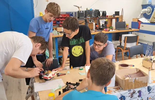 Najprej izdelali raketo, nato &scaron;e avto iz lego kock na električni pogon