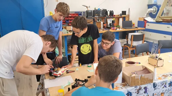 Najprej izdelali raketo, nato &scaron;e avto iz lego kock na električni pogon