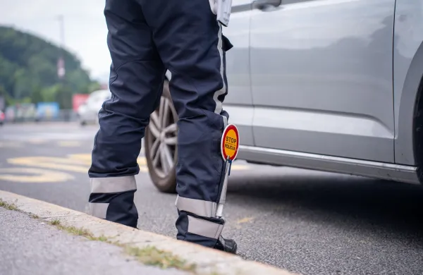 Policija z novo preventivno kampanjo, ki so jo poimenovali #častnaprometna, udeležence v prometu nagovarjajo, da izberejo svojo prometno obljubo in se je držijo vsaj v juliju. 