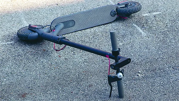 Po padcu z e-skirojem napihala tri promile