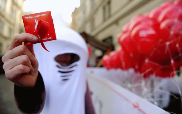 Ljubljana, Stritarjeva ulica. V okviru projekta Virus, ki deluje pod okriljem Drustva studentov medicine Slovenije je potekala akcija osvescanja javnosti o pomenu zascite pred virusom HIV in ostalimi spolno prenosljivimi okuzbami (SPO). Kondomi, baloni. Foto: Tamino Petelinsek/STA aids