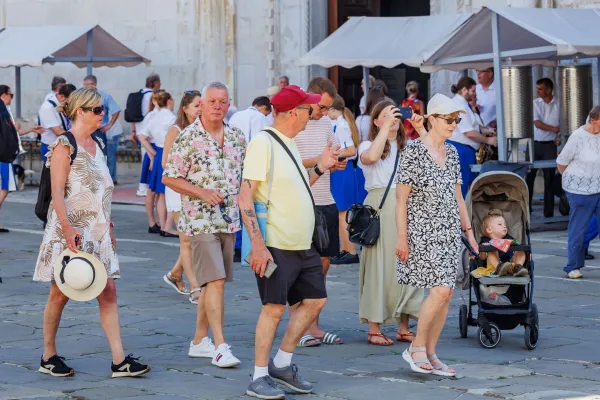 Koper, 21.6.2026Turizem, Poletje, Vročina, poletni utrip v Kopru,kopalci, plaža, sprehajalci