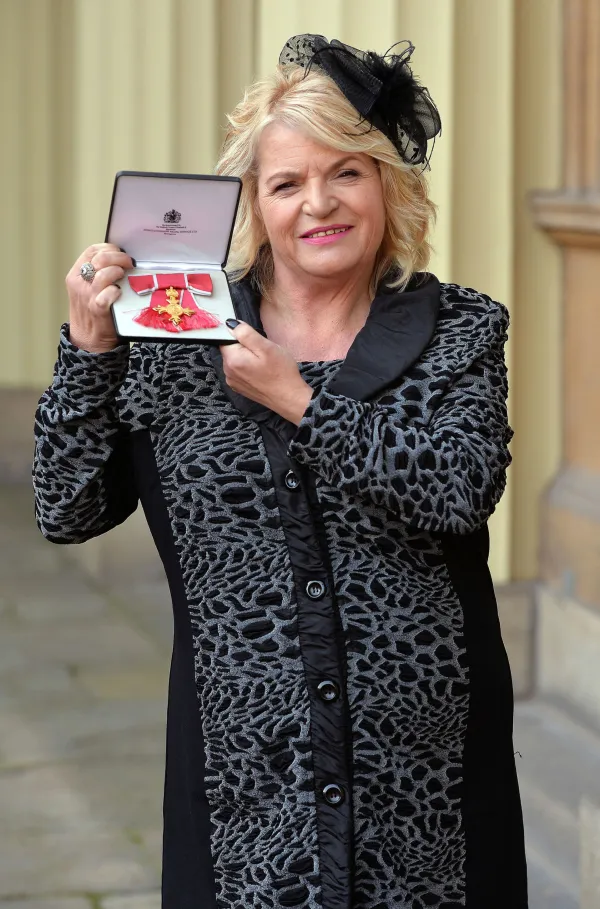 Sophieino mamo Sylvio je - zaradi njenega boja proti nasilju - pokojna angle&scaron;ka kraljica Elizabeta II. odlikovala s posebnim redom za zasluge.