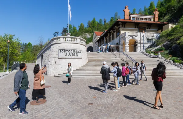 Postojna, 30.4.2025Postojnska jama, turizem, turisti, ogled jame, prvomajski prazniki
