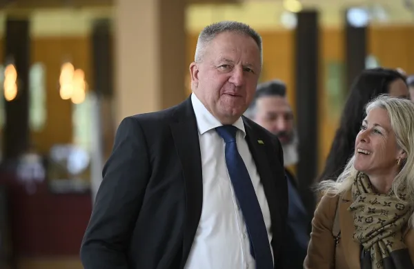 Nekdanji gospodarski minister Zdravko Počival&scaron;ek, ki je zdaj pri SDS, svoj vpliv uveljavlja tudi pri kadrovanju. 