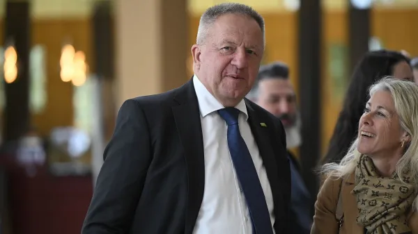 Nekdanji gospodarski minister Zdravko Počival&scaron;ek, ki je zdaj pri SDS, svoj vpliv uveljavlja tudi pri kadrovanju. 