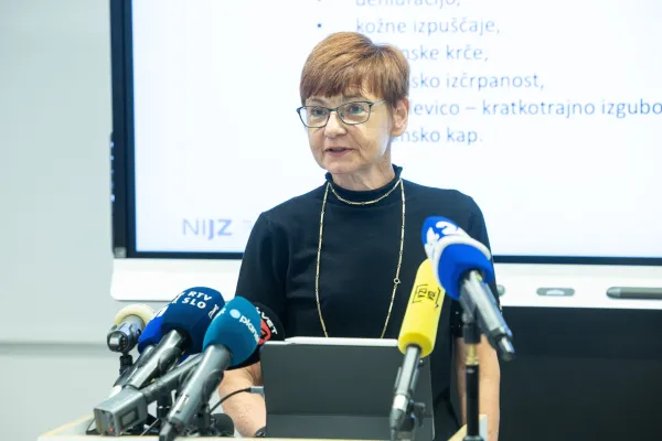 Ljubljana, Arso.Novinarska konferenca Agencije RS za okolje (Arso), na kateri so predstavili meteoroloske in hidroloske razmere ter ukrepe na podrocjih, izpostavljenih vrocinskim valovom ter susi.Predstojnica centra za zdravstveno ekologijo NIJZ Nina Pirnat.