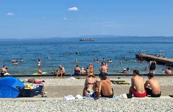 morje kopalci svetilnik Izola poletje