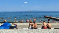 morje kopalci svetilnik Izola poletje