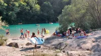 Ob rekah je množica kopalcev z najrazličnej&scaron;imi plovnimi pripomočki. 