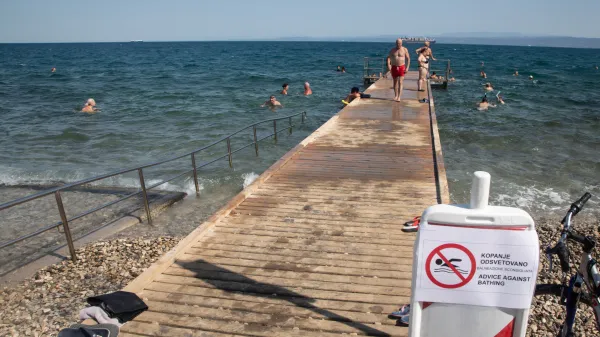 Izola drek v morju