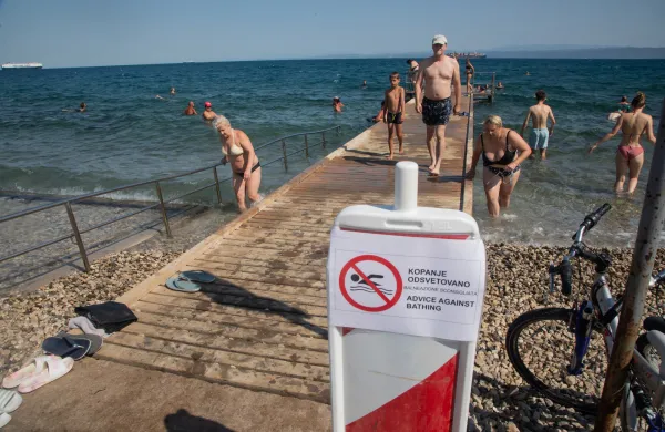 Izola drek v morju