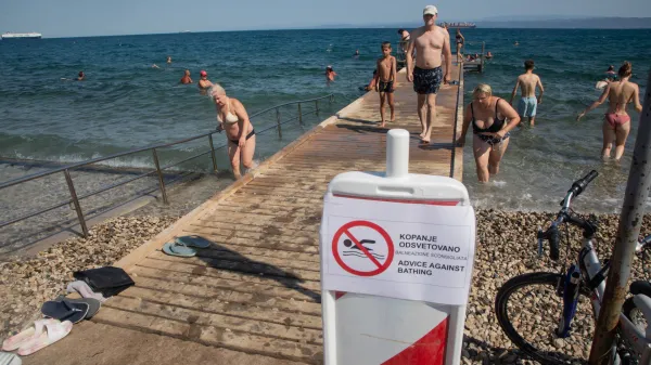 Izola drek v morju