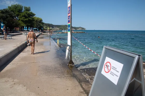 Izola drek v morju