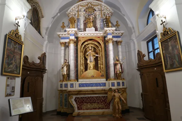 V stranskem oltarju sv. Janeza Nepomuka so v cerkvi Marije Vnebovzete na&scaron;li dokumenta - časovni kapsuli - z imeni njegovih dejanih avtorjev.