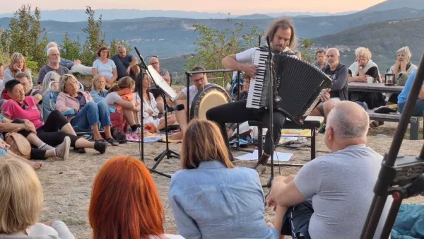 Sončni vzhod je na Tinjanu pospremil virtuoz na harmoniki Marko Hatlak.
