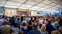 Brezje, bazilika Marije Pomagaj.Osrednja praznicna masa ob prazniku Marijinega vnebovzetja, ki jo je daroval ljubljanski nadskof metropolit Stanislav Zore. Med maso so s posebno molitvijo obnovili izrocitev slovenskega naroda Materi Bozji.