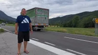 Miran Žvanut meni, da bi se razmere lahko izbolj&scaron;ale z začasno dvojno neprekinjeno rumeno črto do križi&scaron;ča za Hra&scaron;če.