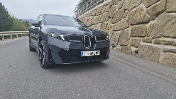 iX3 prina&scaron;a svež veter na področje elektromobilnosti pri znamki BMW. Dejansko se ta avto po dosegu že lahko kosa s tistimi klasičnimi na notranje zgorevanje. 