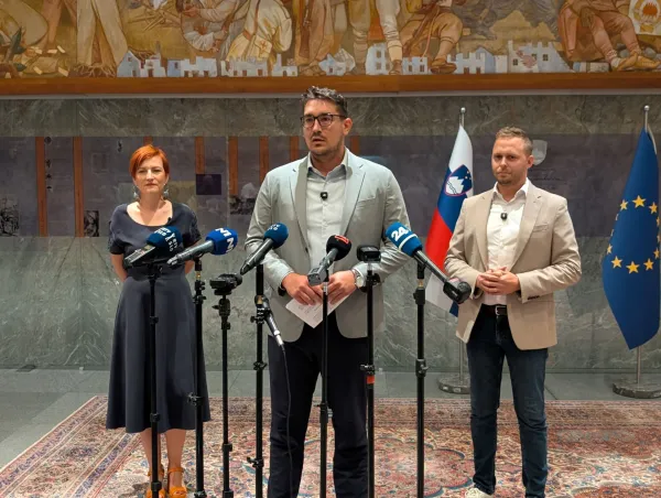 Izjava za medije opozicije ob vložitvi predloga za razpis posvetovalnega referenduma. (z leve) Poslanka Levice Asta Vrečko, poslanec iz Svobode Matej Grah in poslanec Socialnih demokratov Damijan Bezjak Zrim.
