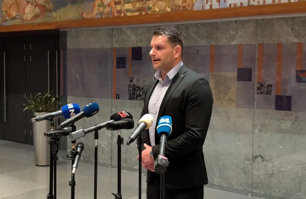 Predsednik DZ Zoran Stevanović je pobudo opozicije o posvetovalnem referendumu označil za "farso".