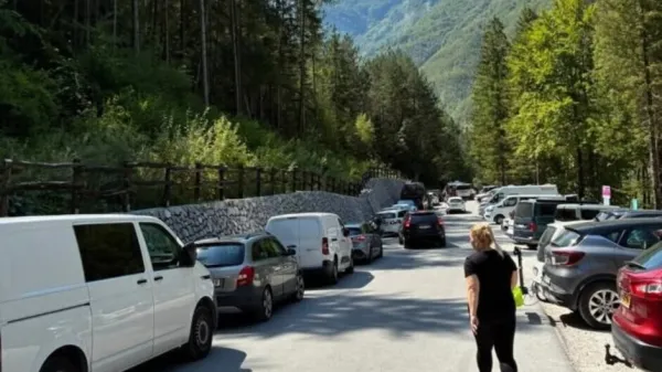 Za turistično preobremenjeno Lepeno in Bov&scaron;ko i&scaron;čejo re&scaron;itve