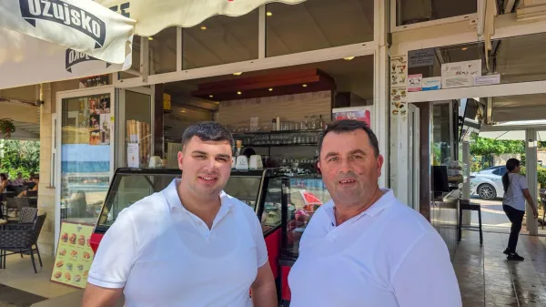 Nasuf in Johnny Aziri pred lokalom na plaži, ki jo dvakrat na dan obi&scaron;čejo otroci, ki letujejo v počitni&scaron;kem centru v VIRC v Poreču. 