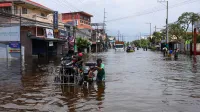PAMPANGA, PHILIPPINES - AUGUST 20: People wade through a flooded road due to monsoon rains, in Apalit, Pampanga, Philippines, on August 20, 2026. The lingering monsoon effects, compounded with the intensifying tropical storm Saudel that is expected to turn into a typhoon, have recently brought humongous rains to the Philippines, causing widespread, serious flooding in multiple areas across 10 different regions, including those on Central Luzon. As a result, tens of thousands of people across the Southeast Asian country have been displaced or evacuated to safety. Daniel Ceng/Anadolu,Image: 1126129734, License: Rights-managed, Restrictions:, Model Release: no, Credit line: Daniel Ceng/AFP/Profimedia