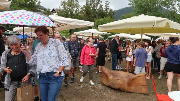 Dež, ki je v soboto dopoldne "žegnal" praznik idrijskih žikrofov, množice obiskovalcev ni zmotil pri poku&scaron;ini za&scaron;čitene tradicionalno ugledne jedi.