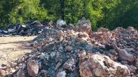 Material iz izkopa za kanalizacijo končal v gozdu, a le začasno, pravijo na ajdovski občini