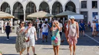 Poletna sezona ostaja dobra, a gostje dopust vse pogosteje načrtujejo spontano in za kraj&scaron;i čas.