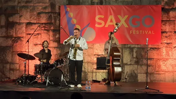 Udaren začetek s Triom Django