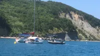 izola, bele skale, nadzor nad plovili, plovbo16.7.2023plovila preblizu obale, morajo jih premakniti za bojo
