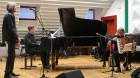 Ujeli so dež in brezmejno uživali ob nežnem zvenu glasbe in besed