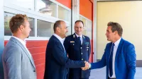 PGD Dornberk bo dobilo novo gasilsko vozilo. Na fotografiji so (z desne) župan Samo Turel, predsednik PGD Dornberk Borut Skomina in prokurist podjetja Rosenbauer Markus Zellinger.