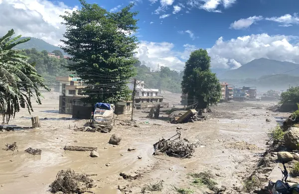 Po obseznih poplavah in plazovih v Nepalu je umrlo najmanj 19 ljudi, pogresanih je okoli 384 turistov, med njimi 291 tujih in 93 nepalskih drzavljanov. Oblasti navajajo, da je pogresanih tudi okoli sto pripadnikov drzavnih sluzb. Poplave naj bi sicer povzrocil snezni plaz na kitajsko-nepalski meji, ki ga je sprozil potres.