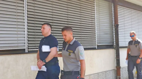Znanca je z nožem porezal po vratu