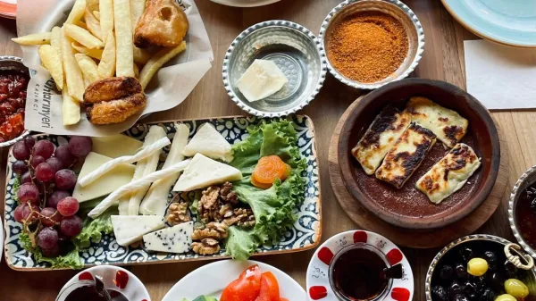 Vsega po malem in obvezno v družbi - Turki in njihovi prigrizki oziroma meze. 