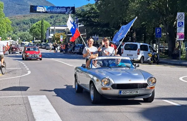 Obudili spomin na legendarne hitrostne motociklistične dirke po ulicah mesta vrtnic