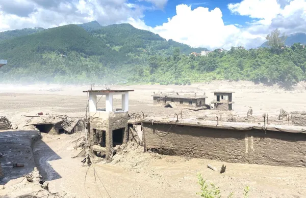Nepal, Nuwakot.Po obseznih poplavah in plazovih v Nepalu je umrlo najmanj 19 ljudi, pogresanih je okoli 384 turistov, med njimi 291 tujih in 93 nepalskih drzavljanov. Oblasti navajajo, da je pogresanih tudi okoli sto pripadnikov drzavnih sluzb. Poplave naj bi sicer povzrocil snezni plaz na kitajsko-nepalski meji, ki ga je sprozil potres.