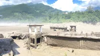 Nepal, Nuwakot.Po obseznih poplavah in plazovih v Nepalu je umrlo najmanj 19 ljudi, pogresanih je okoli 384 turistov, med njimi 291 tujih in 93 nepalskih drzavljanov. Oblasti navajajo, da je pogresanih tudi okoli sto pripadnikov drzavnih sluzb. Poplave naj bi sicer povzrocil snezni plaz na kitajsko-nepalski meji, ki ga je sprozil potres.