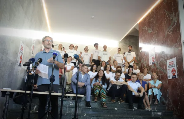 Novinarska konferenca sindikalnih central, clanic Ekonomsko-socialnega sveta, pred zacetkom zbiranja podpisov za referendum o zakonu o interventnih ukrepih za razvoj Slovenije.