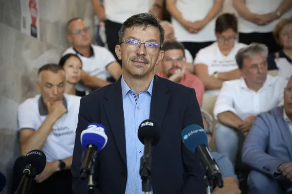 Ljubljana, Dom sindikatov.Novinarska konferenca sindikalnih central, clanic Ekonomsko-socialnega sveta, pred zacetkom zbiranja podpisov za referendum o zakonu o interventnih ukrepih za razvoj Slovenije.Predsednik Slovenske zveze sindikatov - Alternativa Zdenko Lorber.