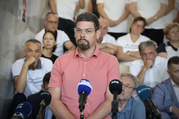 Ljubljana, Dom sindikatov.Novinarska konferenca sindikalnih central, clanic Ekonomsko-socialnega sveta, pred zacetkom zbiranja podpisov za referendum o zakonu o interventnih ukrepih za razvoj Slovenije.Predsednik Slovenske zveze sindikatov - Alternativa Zdenko Lorber.