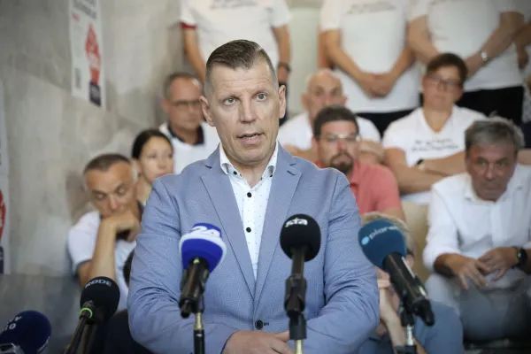 Ljubljana, Dom sindikatov.Novinarska konferenca sindikalnih central, clanic Ekonomsko-socialnega sveta, pred zacetkom zbiranja podpisov za referendum o zakonu o interventnih ukrepih za razvoj Slovenije.Predsednik Slovenske zveze sindikatov - Alternativa Zdenko Lorber.