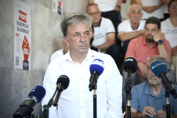 Ljubljana, Dom sindikatov.Novinarska konferenca sindikalnih central, clanic Ekonomsko-socialnega sveta, pred zacetkom zbiranja podpisov za referendum o zakonu o interventnih ukrepih za razvoj Slovenije.
