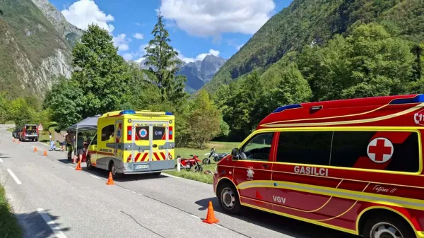 Motorist si je na gozdni poti zlomil golen
